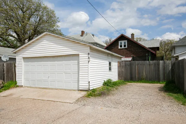 $164,900 | 937 25th Street, Moline, IL 61265
