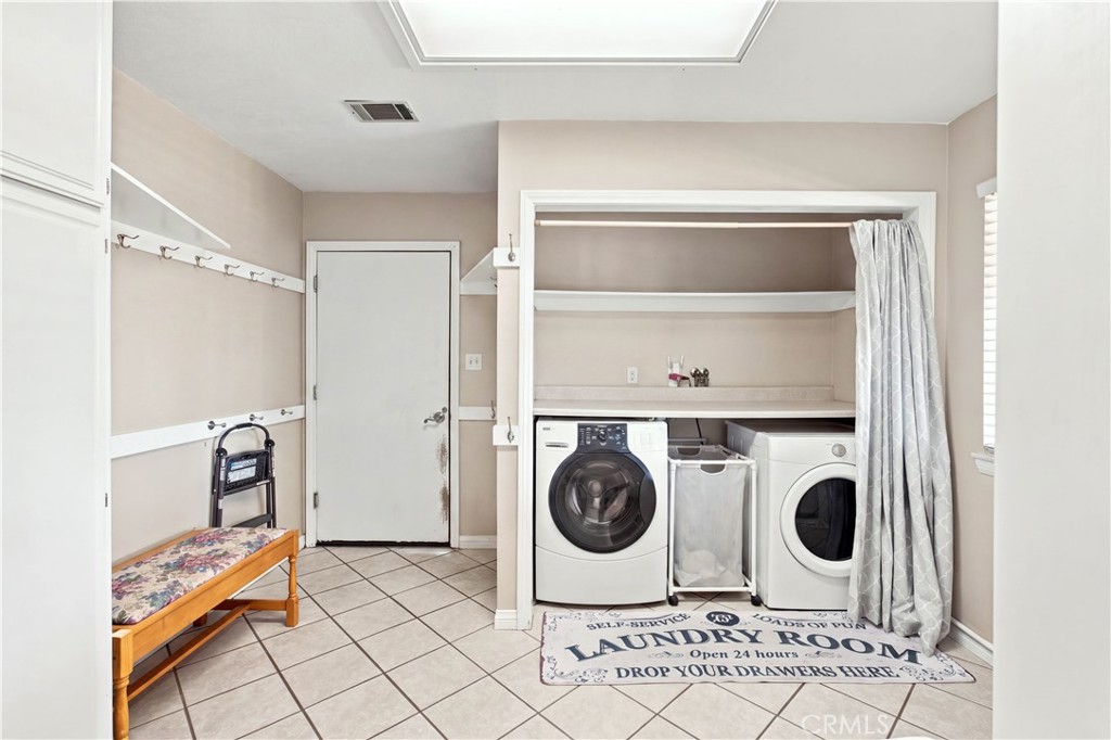 14367 Flathead Road Apple Valley, CA 92307 - Photo 29 of 51 Laundry room