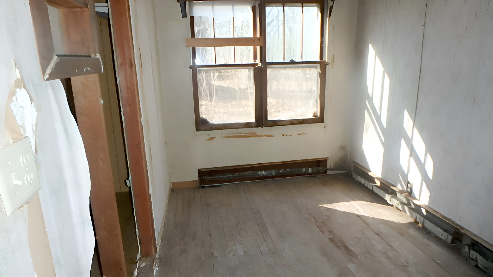 3136 North 17060E Road Momence, IL 60954 - Photo 12 of 19 a view of a room with wooden floor and windows
