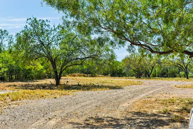$1,500,000 | 20757 Highway 83, Laredo, TX 78045
