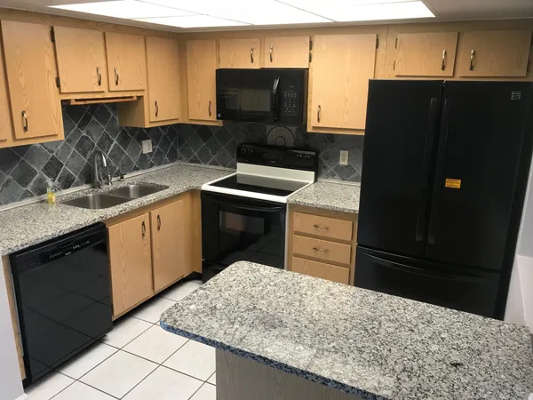 $2,000 | 4147 Oak Terrace Drive, Greenacres, FL 33463