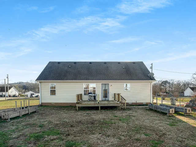 a view of a house with backyard