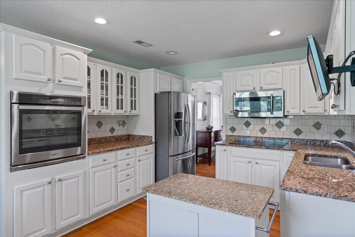 208 Charles Street St. George, SC 29477 - Photo 27 of 49 Built in Oven