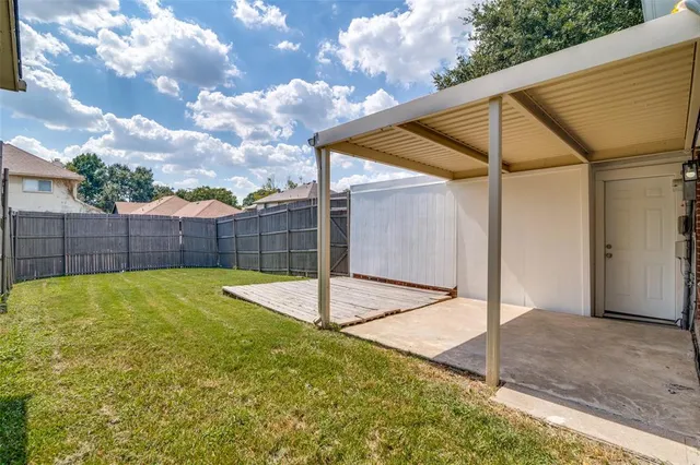 a view of a backyard