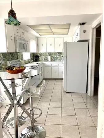 $3,750 | 6 Lucerne Avenue, Unit 3, Lake Worth Beach, FL 33460