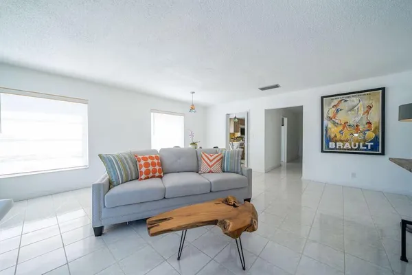 $3,750 | 6 Lucerne Avenue, Unit 3, Lake Worth Beach, FL 33460