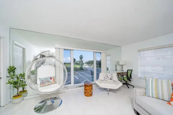 $3,750 | 6 Lucerne Avenue, Unit 3, Lake Worth Beach, FL 33460