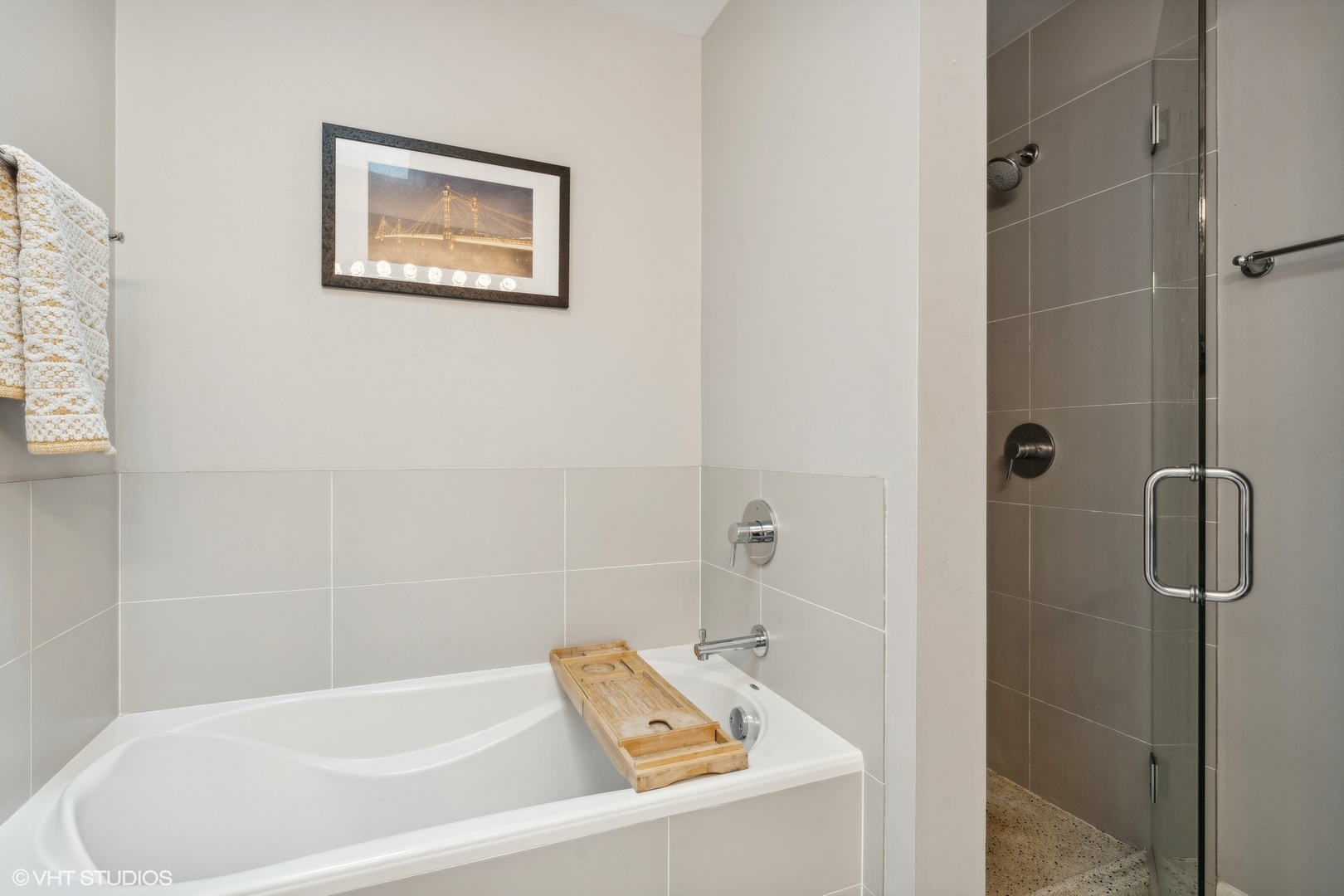 1235 West George Street, Unit 215 Chicago, IL 60657 - Photo 17 of 25 a bathroom with a tub