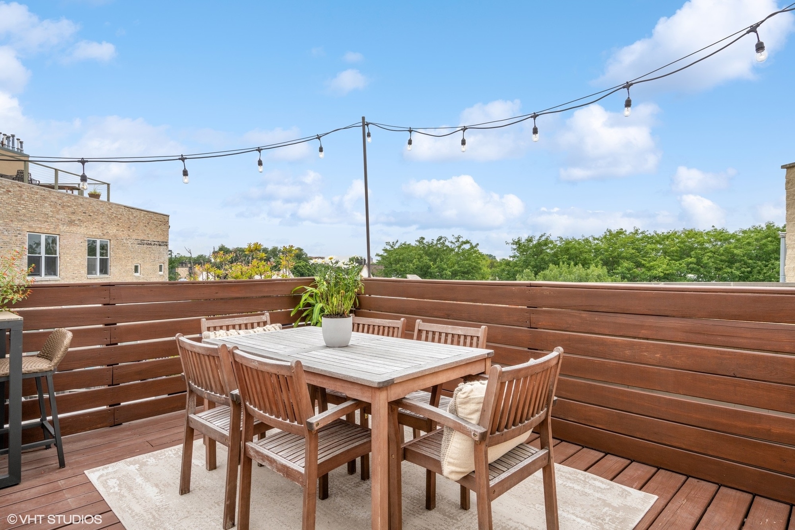 1235 West George Street, Unit 215 Chicago, IL 60657 - Photo 23 of 25 a outdoor view with a sitting space