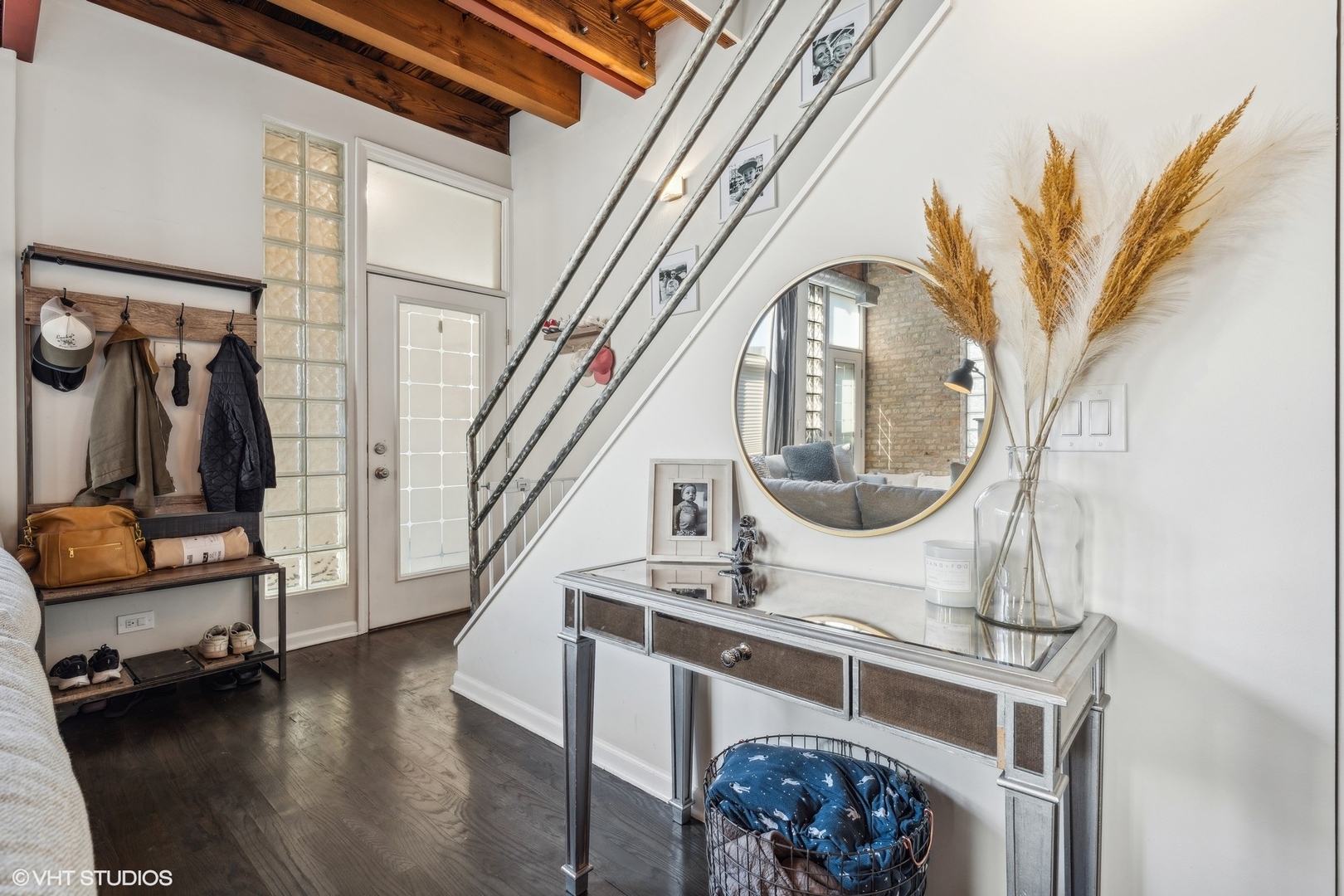 1235 West George Street, Unit 215 Chicago, IL 60657 - Photo 4 of 25 a view of living room with furniture and a mirror