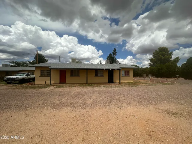 a view of a house in back of a house