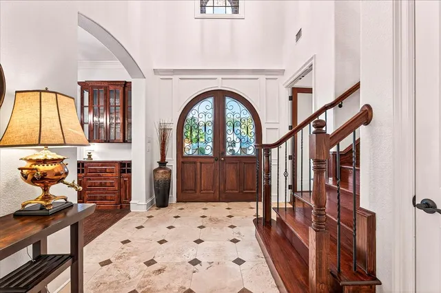 a view of entryway with a front door