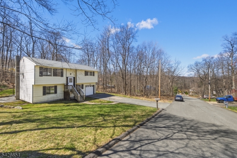 15 Karen Road Vernon, NJ 07422 - Photo 2 of 33
