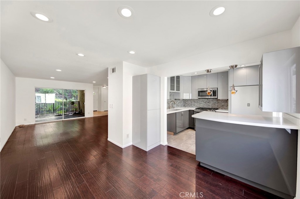 9745 Vía Roma Burbank, CA 91504 - Photo 8 of 38