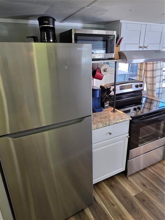 2043 Ketch Circle Palm Harbor, FL 34683 - Photo 11 of 32 a kitchen with appliances and cabinets