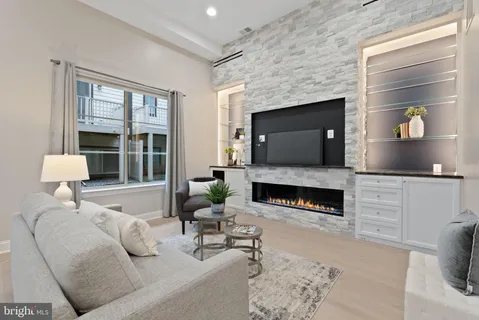 $899,900 | 2840 Red Star Lane, Alexandria, VA 22303