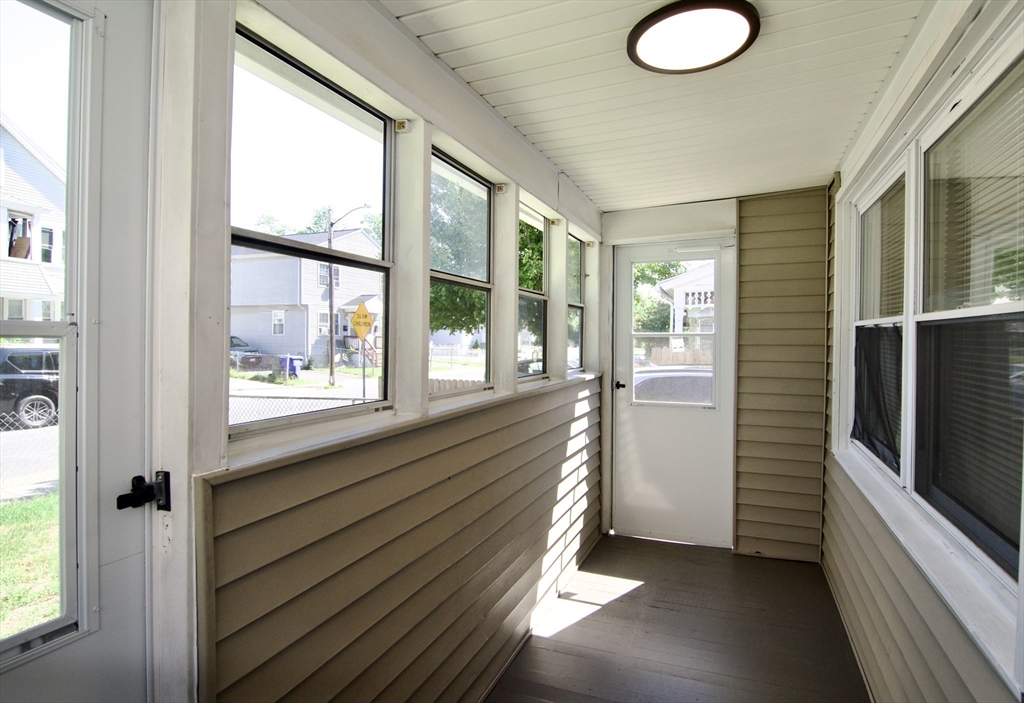 69 Manhattan Street Springfield, MA 01109 - Photo 4 of 36