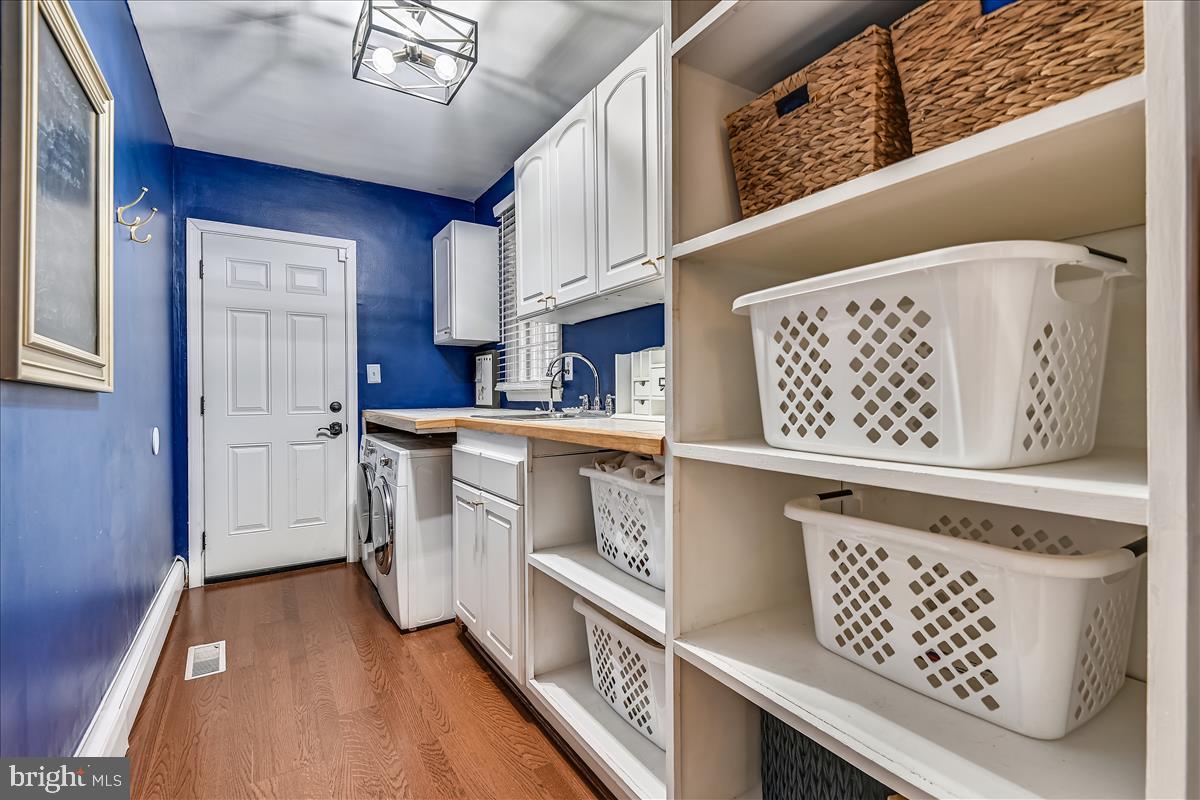 1805 Leadburn Road Baltimore, MD 21204 - Photo 28 of 79 Main level mudroom with laundry