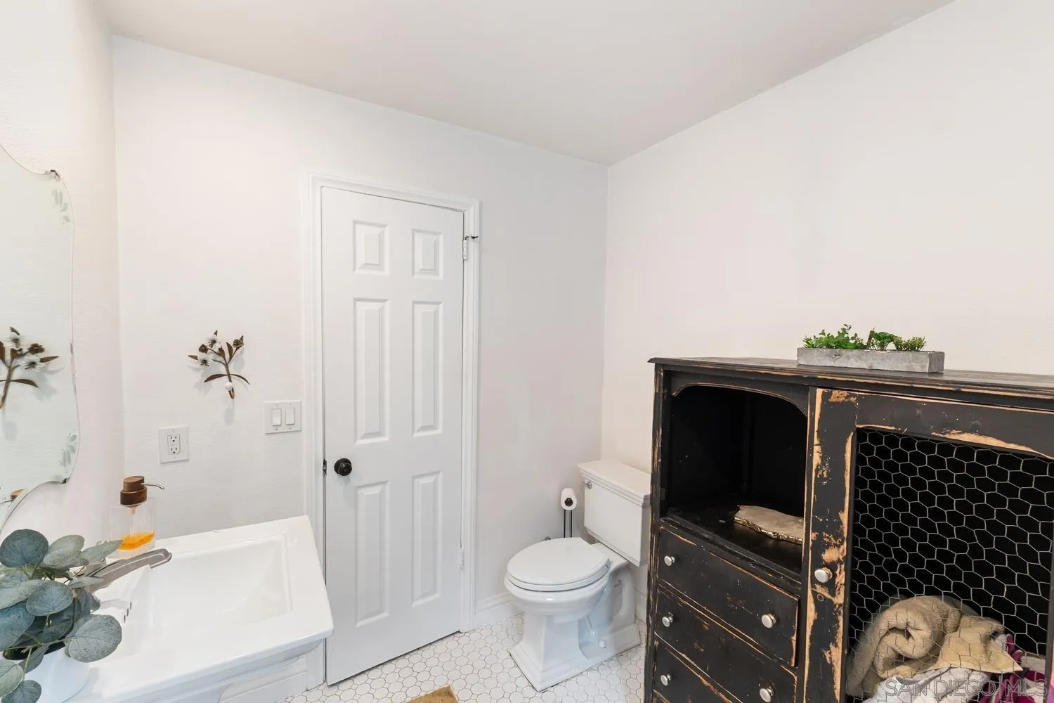 3517 Deer Lake Park Road Julian, CA 92036 - Photo 33 of 75 a bathroom with a sink a toilet and shower