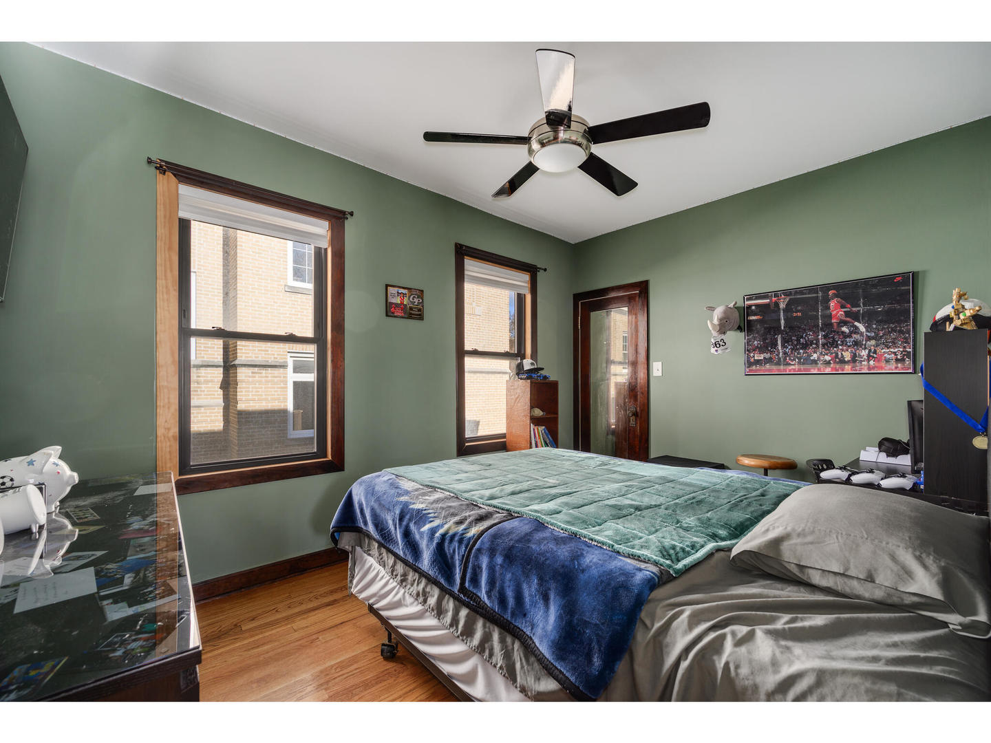 4500 North Harding Avenue Chicago, IL 60625 - Photo 13 of 29 a bedroom with a large bed and a window