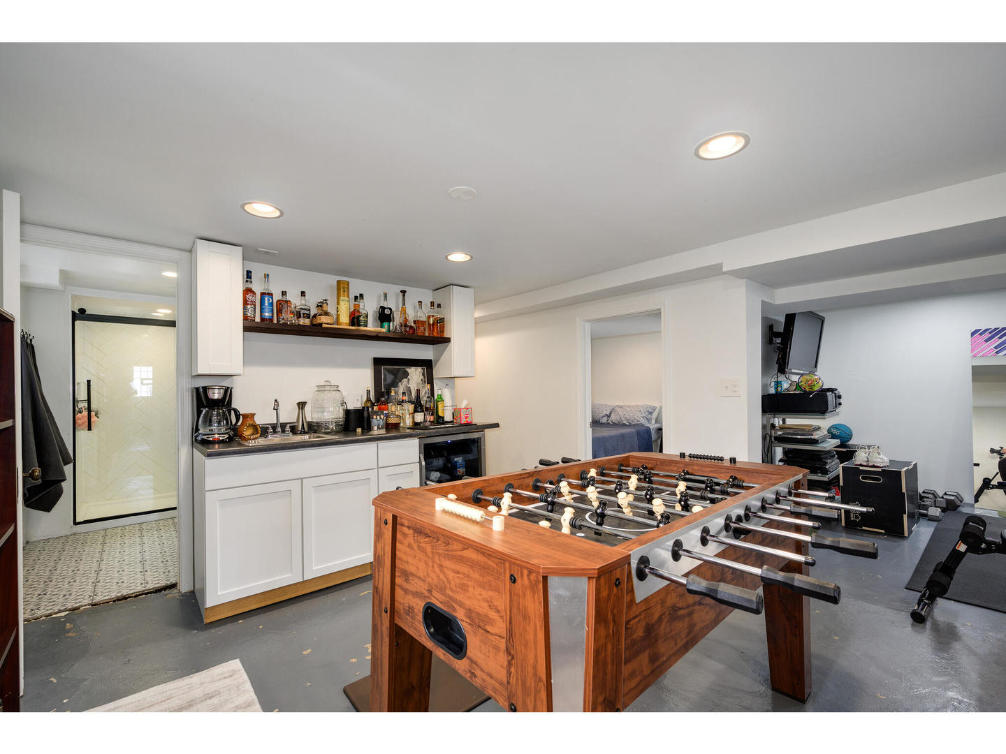 4500 North Harding Avenue Chicago, IL 60625 - Photo 21 of 29 a kitchen with a sink stove and refrigerator