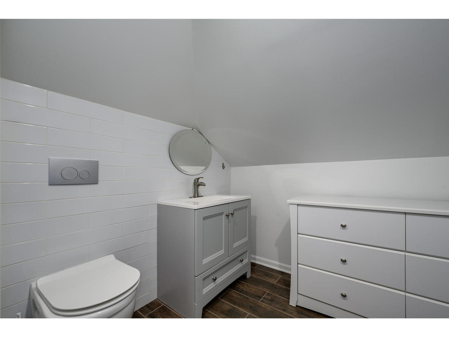 4500 North Harding Avenue Chicago, IL 60625 - Photo 23 of 29 a bathroom with a toilet a sink and mirror