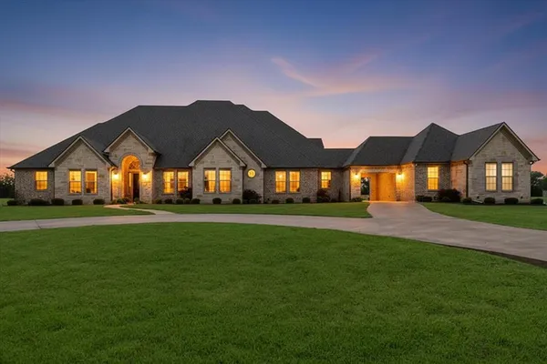 $949,000 | 107 Fairway Parks Drive, Corsicana, TX 75110