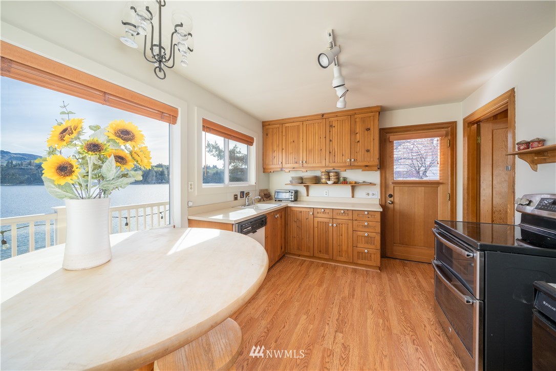 12670 South Lakeshore Road Chelan, WA 98816 - Photo 5 of 24 Gallery Image 5