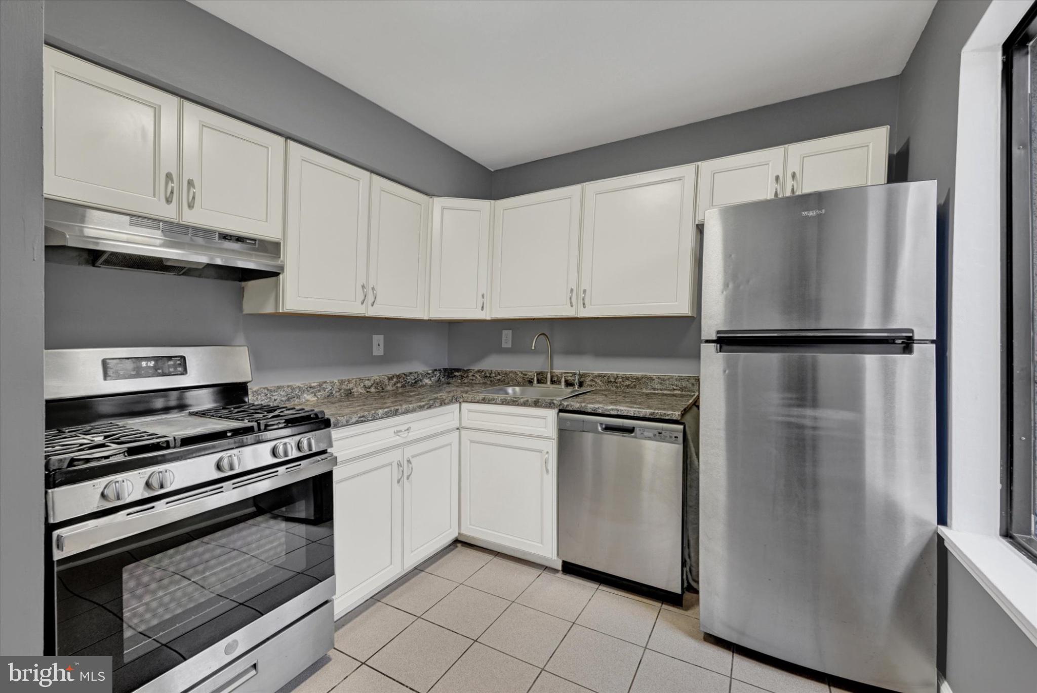 9635 White Acre Road, Unit B4 Columbia, MD 21045 - Photo 12 of 21 Modern kitchen with sleek finishes.