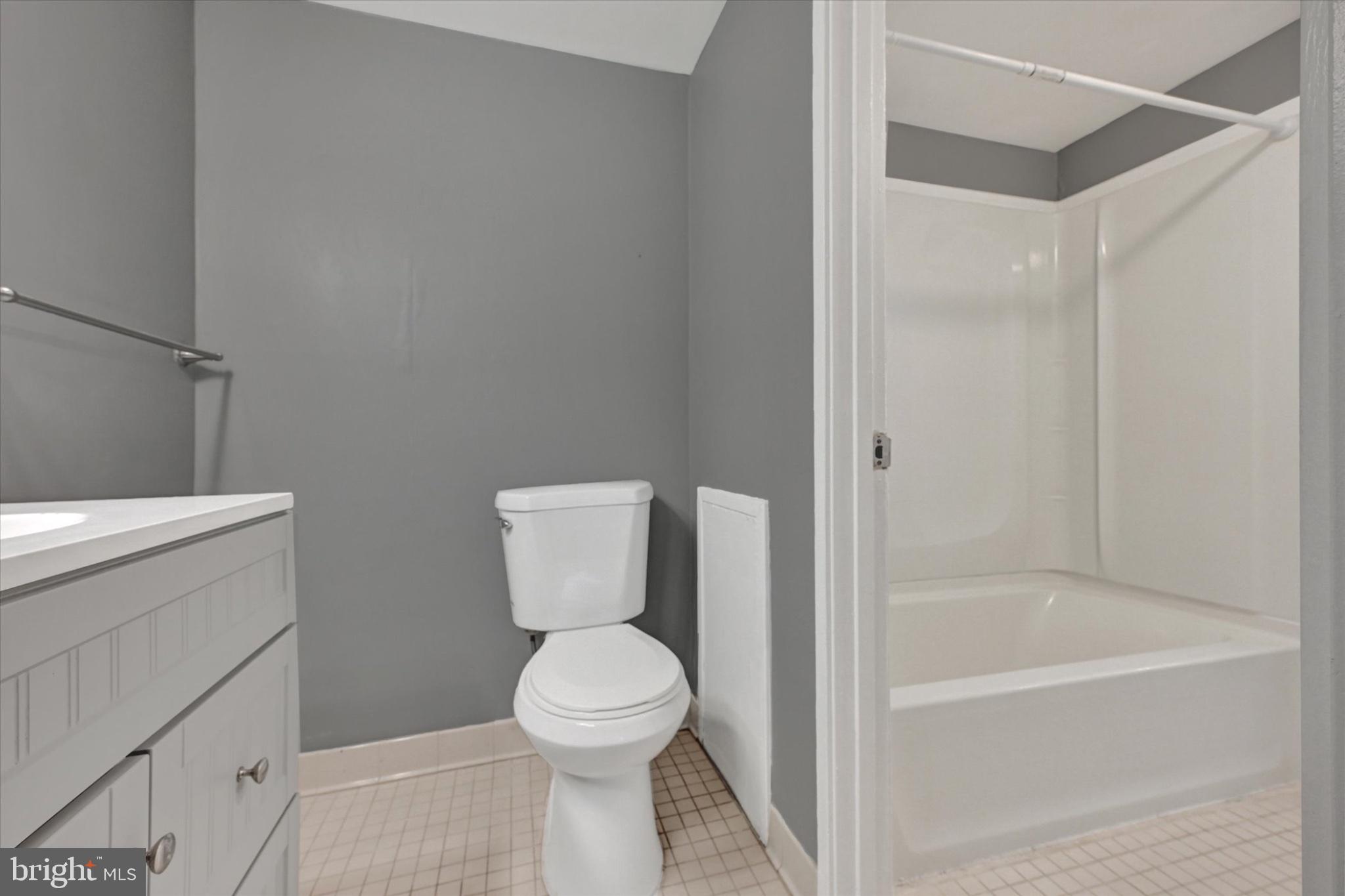 9635 White Acre Road, Unit B4 Columbia, MD 21045 - Photo 15 of 21 Modern bathroom with sleek design.