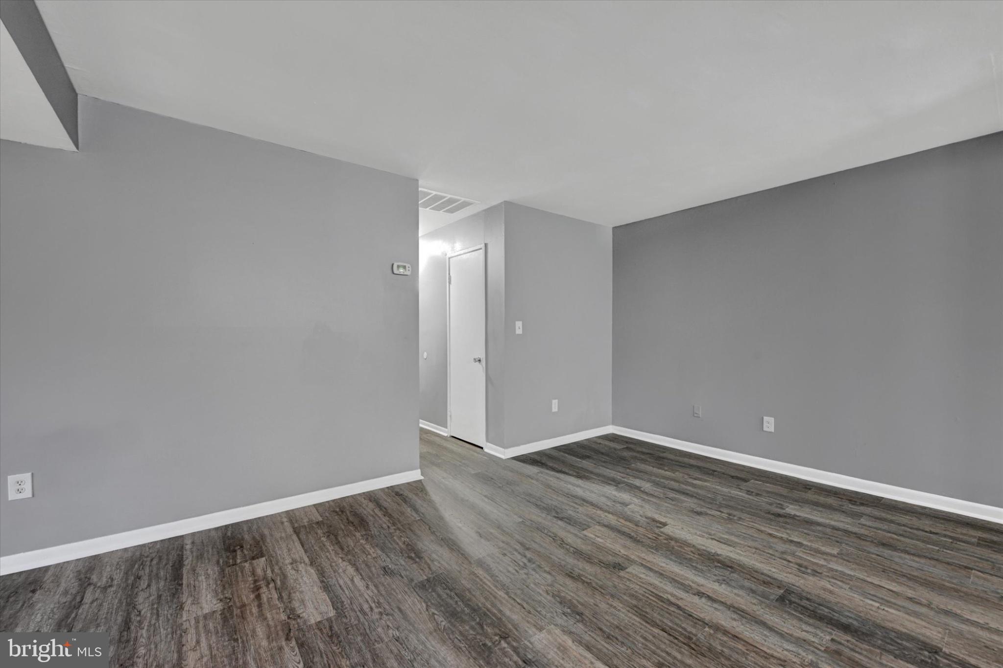 9635 White Acre Road, Unit B4 Columbia, MD 21045 - Photo 7 of 21 Spacious, modern living area awaits you.