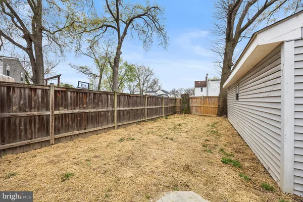 a view of backyard of the house