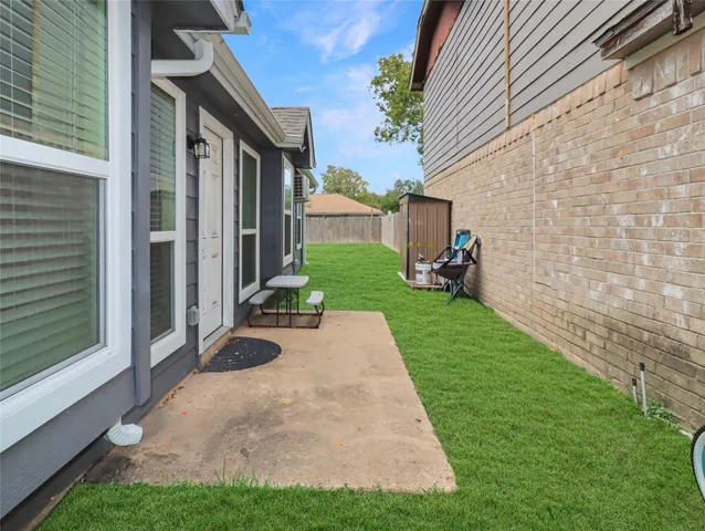 a view of a house with backyard and garden