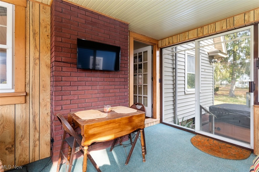 3521 Hopkins Road Youngstown, OH 44511 - Photo 28 of 31 View of sunroom
