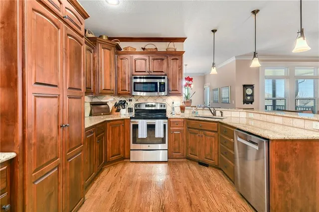 $574,900 | 908 Southwest Olympia Court, Lee's Summit, MO 64082