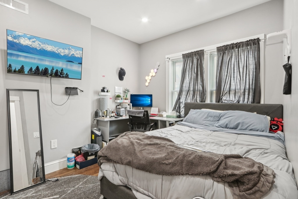 271 West Fifth Street Boston, MA 02127 - Photo 13 of 30 a bedroom with a bed and a window