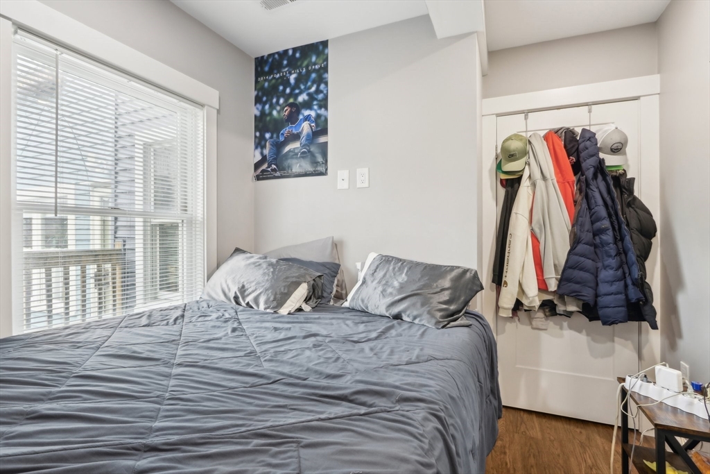 271 West Fifth Street Boston, MA 02127 - Photo 20 of 30 a bedroom with a bed and a window
