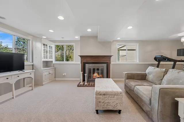 $430,900 | 700 Country Lane North, Roselle, IL 60172