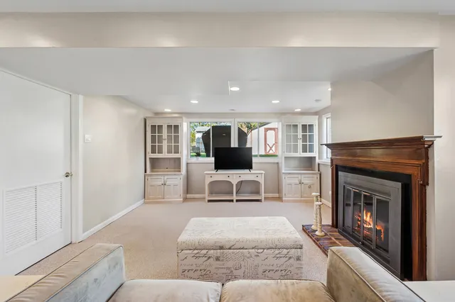 $430,900 | 700 Country Lane North, Roselle, IL 60172