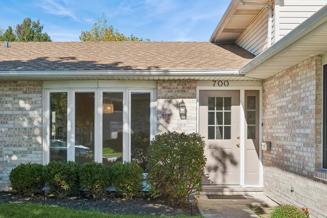 $430,900 | 700 Country Lane North, Roselle, IL 60172