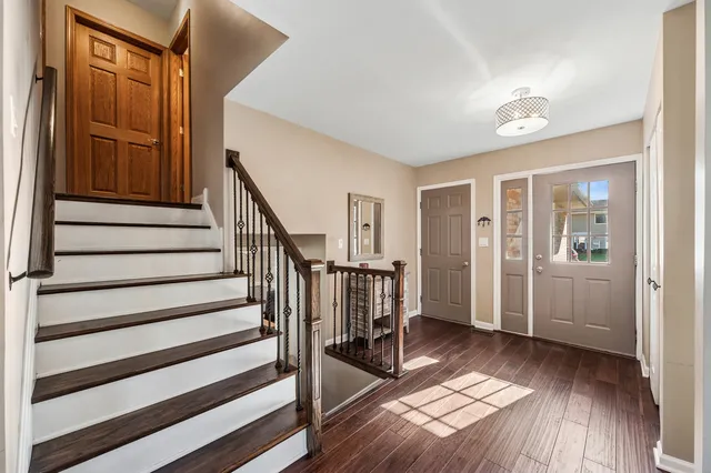 $430,900 | 700 Country Lane North, Roselle, IL 60172