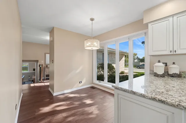 $430,900 | 700 Country Lane North, Roselle, IL 60172