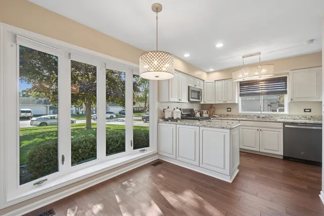 $430,900 | 700 Country Lane North, Roselle, IL 60172