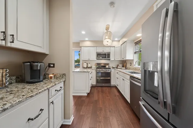 $430,900 | 700 Country Lane North, Roselle, IL 60172