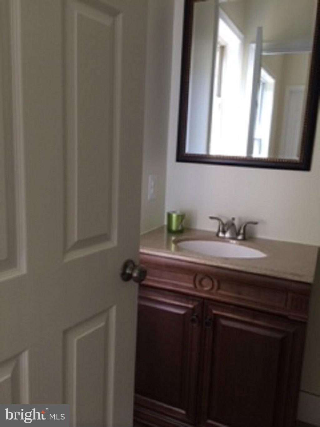 6833 Dyer Court Springfield, VA 22150 - Photo 10 of 29 Bath
