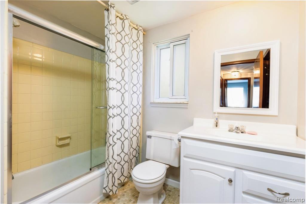 1007 Vernier Road Grosse Pointe, MI 48236 - Photo 19 of 50