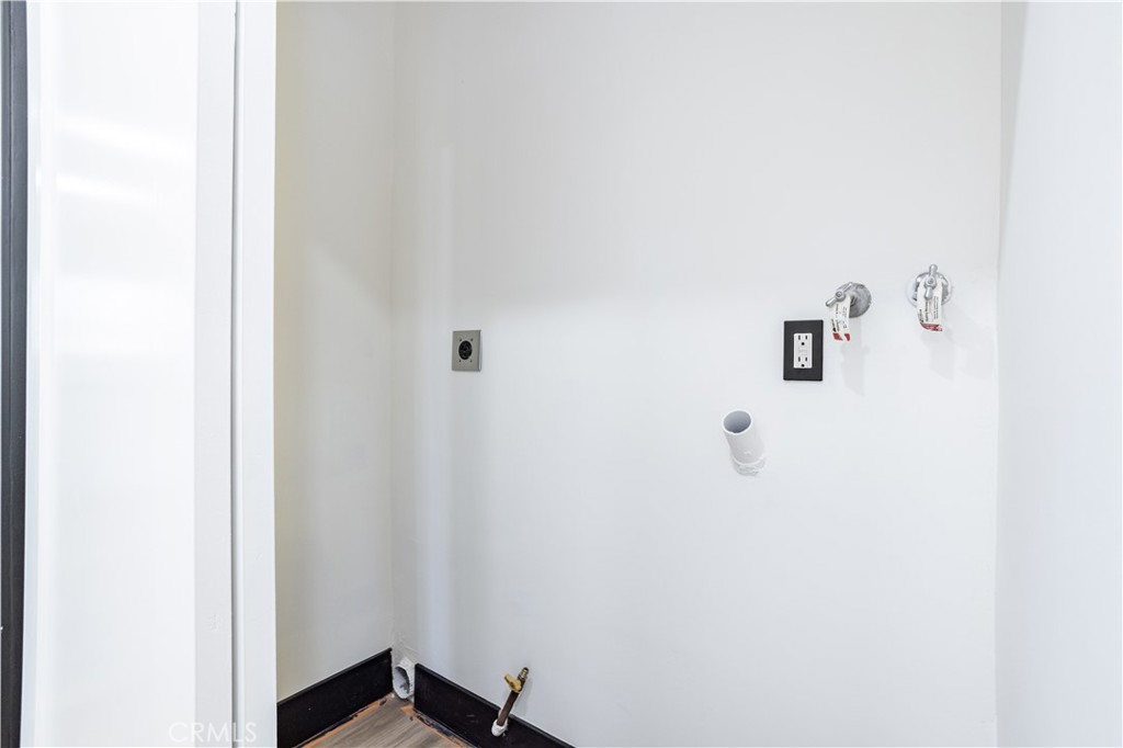 42640 Ranch Club Road Lake Hughes, CA 93532 - Photo 8 of 27 a bathroom with a shower