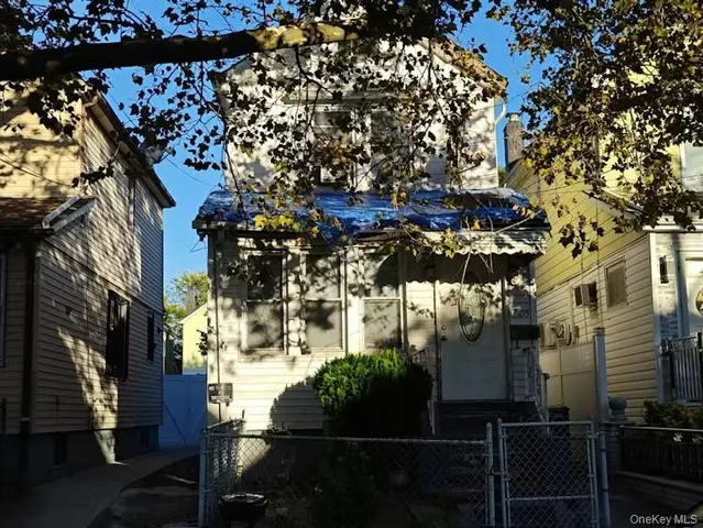 a view of entryway and yard