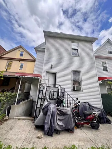a view of entryway with a room