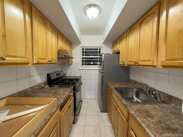 1020 Throggmorton Avenue, Unit 1 Bronx, NY 10465 - Photo 9 of 11 a kitchen that has a sink and a stove